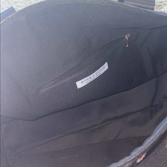 Alice + Olivia reversible bucket hat with matching weekend crossbody bag - Picture 4 of 4